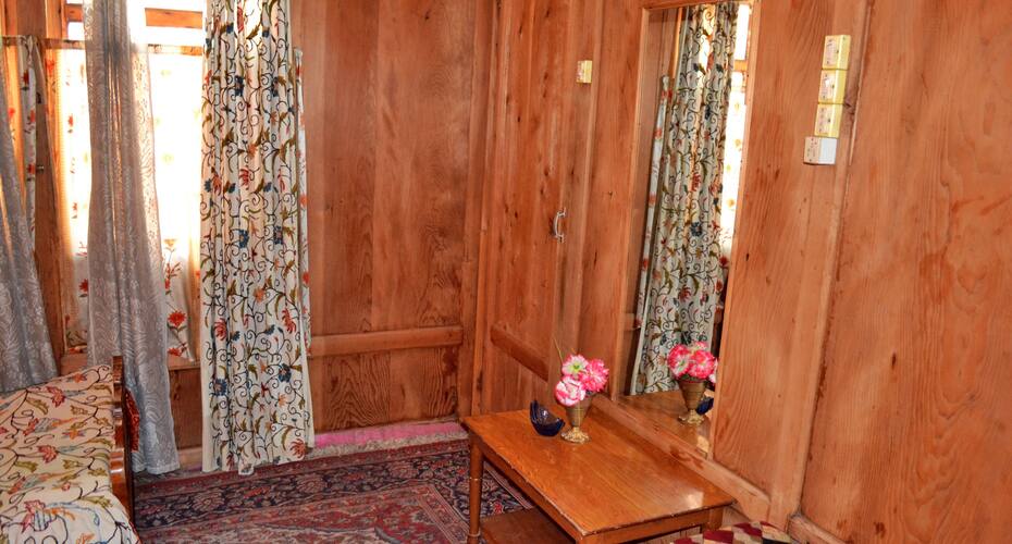 Indoora Houseboat, Srinagar 3